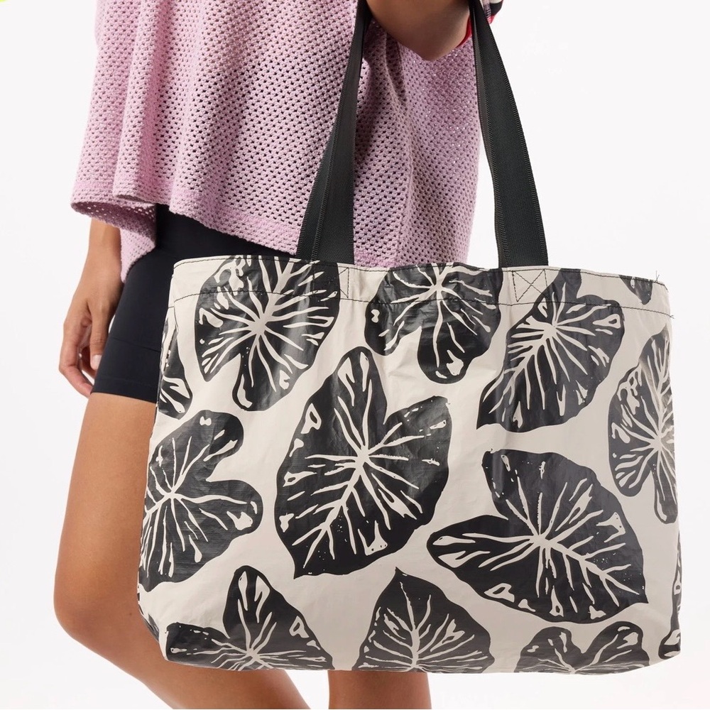 NWT ALOHA Collection Holo Holo in Kalo